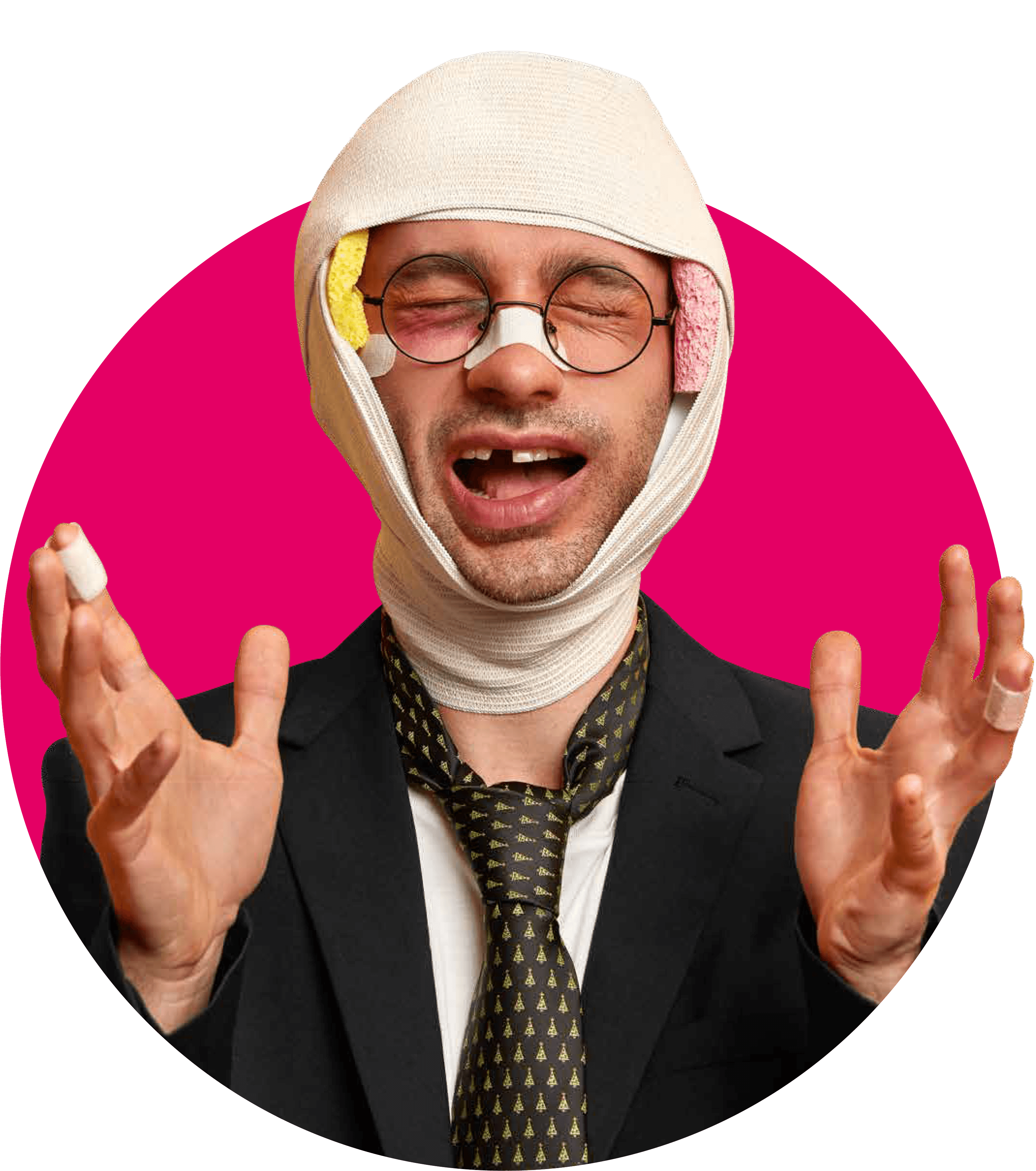 Hombre con vendas en la cabeza, rostro con heridas y dientes faltantes, vestido con traje y corbata desalineada, sonriendo de forma exagerada frente a un fondo rosa intenso.